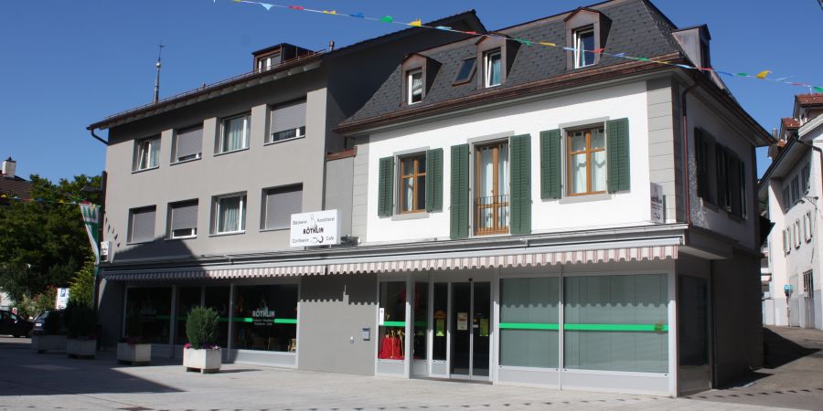 Aussenfassade-Malerarbeiten-Wohn-und Geschaeftshaus-Farbkonzept-Heimatschutz