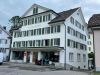 Aussenfassade-Malerarbeiten-Wohn-und-Geschaeftshaus-Heimatschutz-Goldschriftimitat-aussen