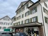 Aussenfassade-Malerarbeiten-Wohn-und-Geschaeftshaus-Heimatschutz-Goldschriftimitat-vorher