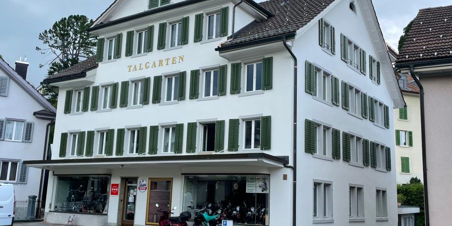 Aussenfassade-Malerarbeiten-Wohn-und-Geschaeftshaus-Heimatschutz-Goldschriftimitat-aussen