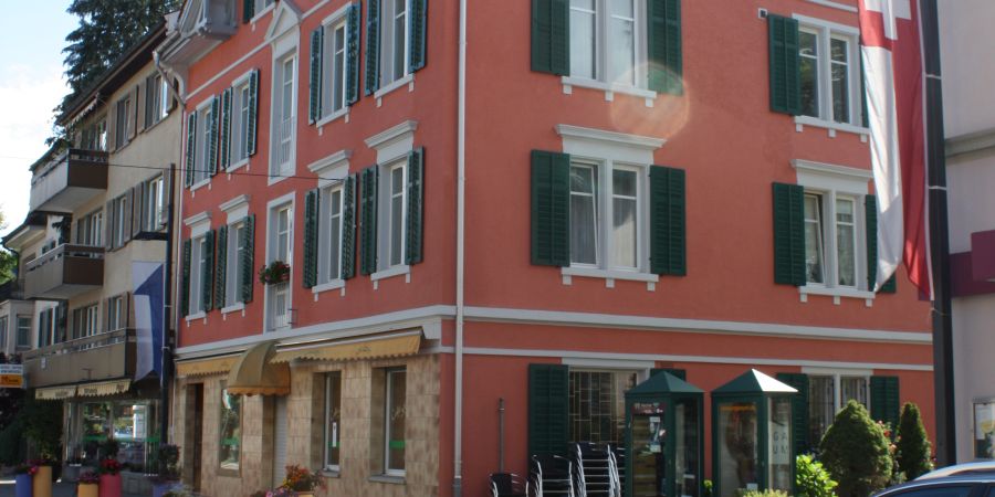 Aussenfassade-Malerarbeiten-Wohn-und-Geschaeftshaus-Heimatschutz