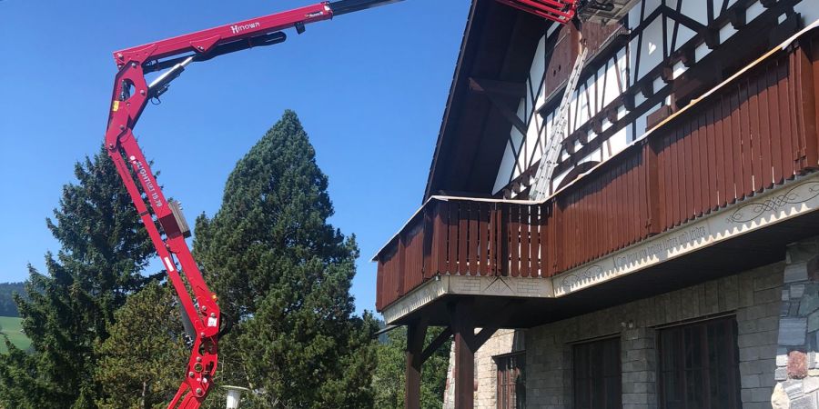 Malerarbeit-Fachwerkhaus-Hebebuehne-Arbeitsbeginn