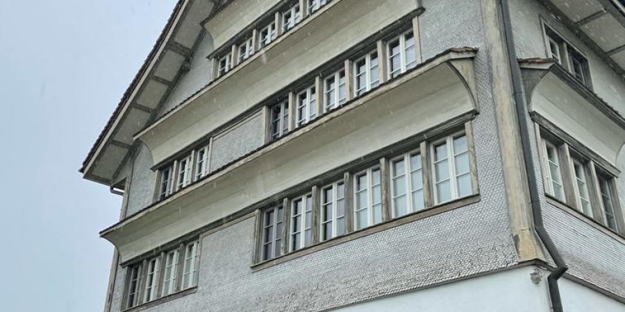 Aussenfassade-Malerarbeit-kantonale-Denkmalpflege-Farbkonzept-und-Materialaufbau-vorher