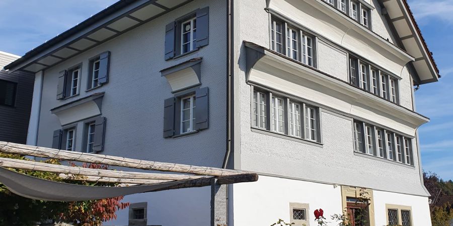 Aussenfassade-Malerarbeit-kantonale-Denkmalpflege-Farbkonzept-und-Materialaufbau-nachher